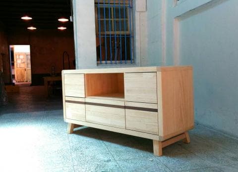 這張照片是一個木製的電視櫃，有著簡潔的線條和自然的木紋，櫃子分為上下兩層，上面有三個抽屜，下面有一個大的儲物空間，整體設計風格簡約時尚。