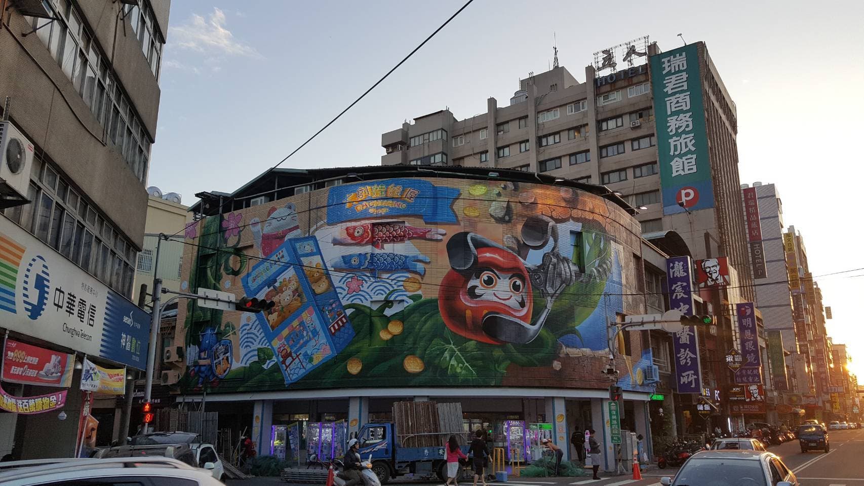 這張照片是一間商店，店外牆上畫滿了卡通圖案，商店前面有許多路人。