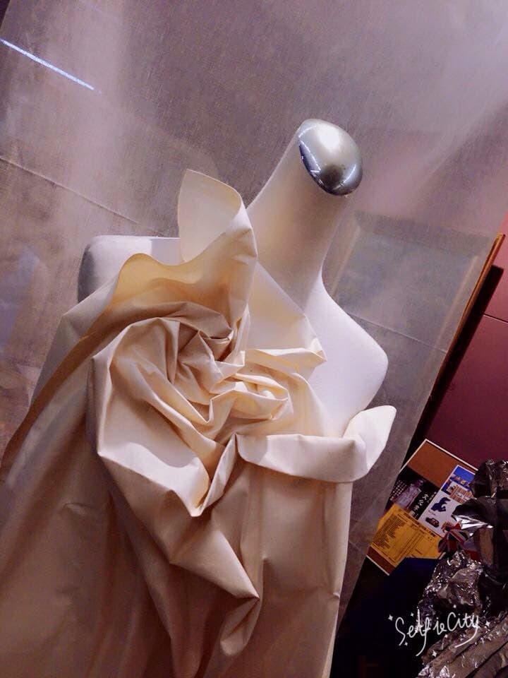 這張照片是一件白色的布料,它被摺疊成玫瑰花的形狀,看起來很漂亮。