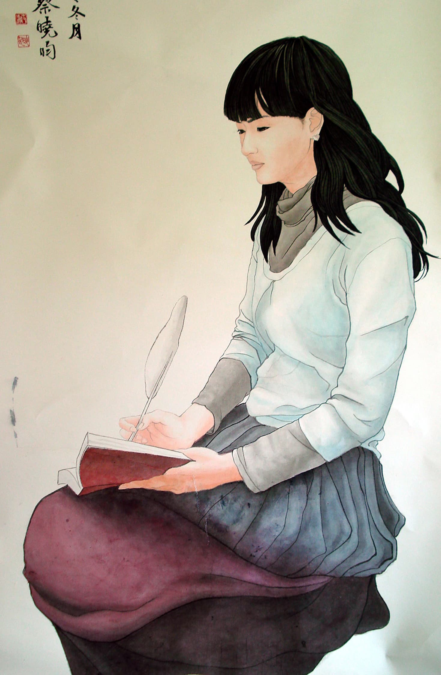 這張照片是一位穿著白色上衣和藍色裙子的女子，她正坐在椅子上，右手拿著羽毛筆，左手拿著一本書，專注地寫著什麼。