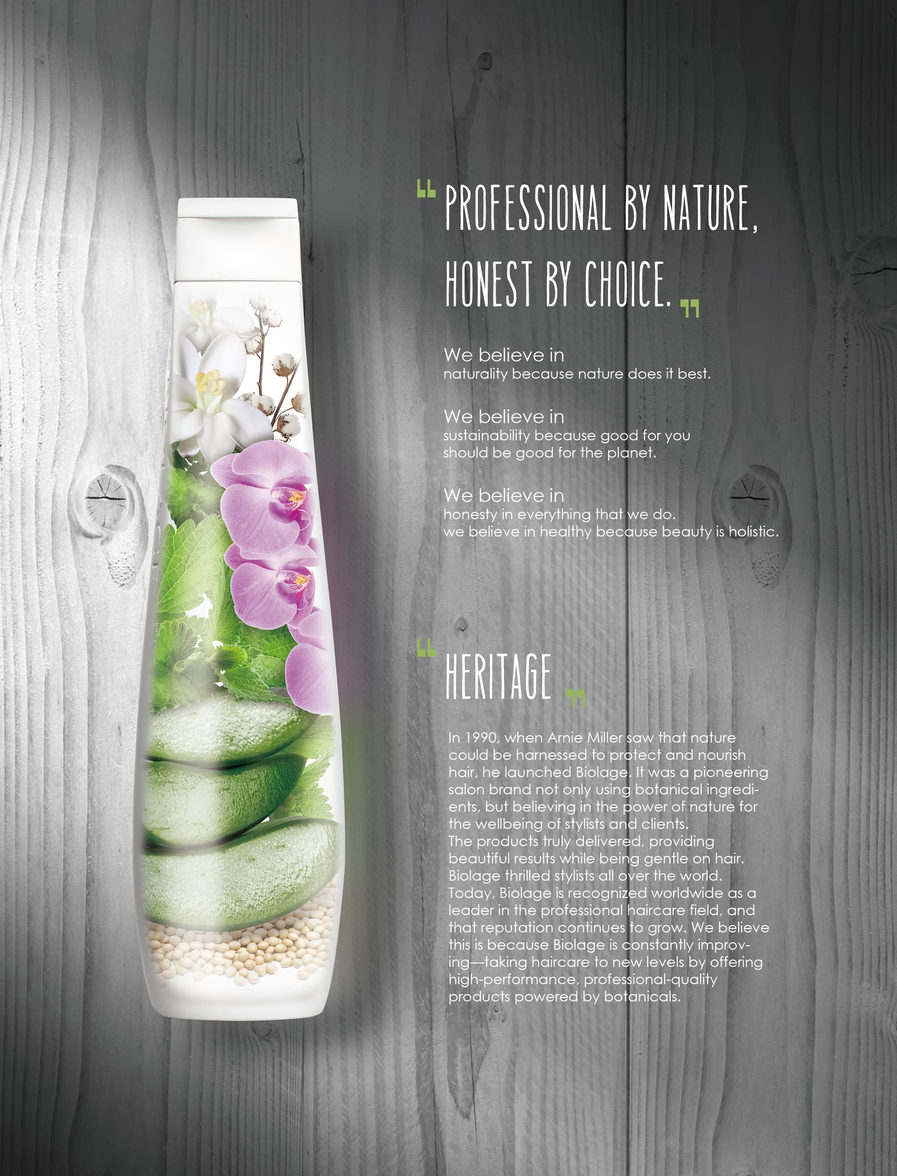 這張照片是一個綠色和粉紅色花卉圖案的洗髮精瓶，瓶子放在木頭背景上。