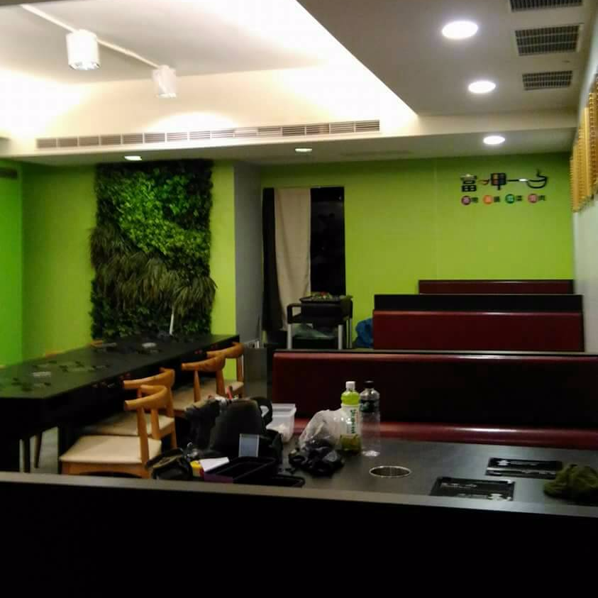 這張照片是一個餐廳，最重要的是牆壁上的招牌，上面寫著「壹品」。