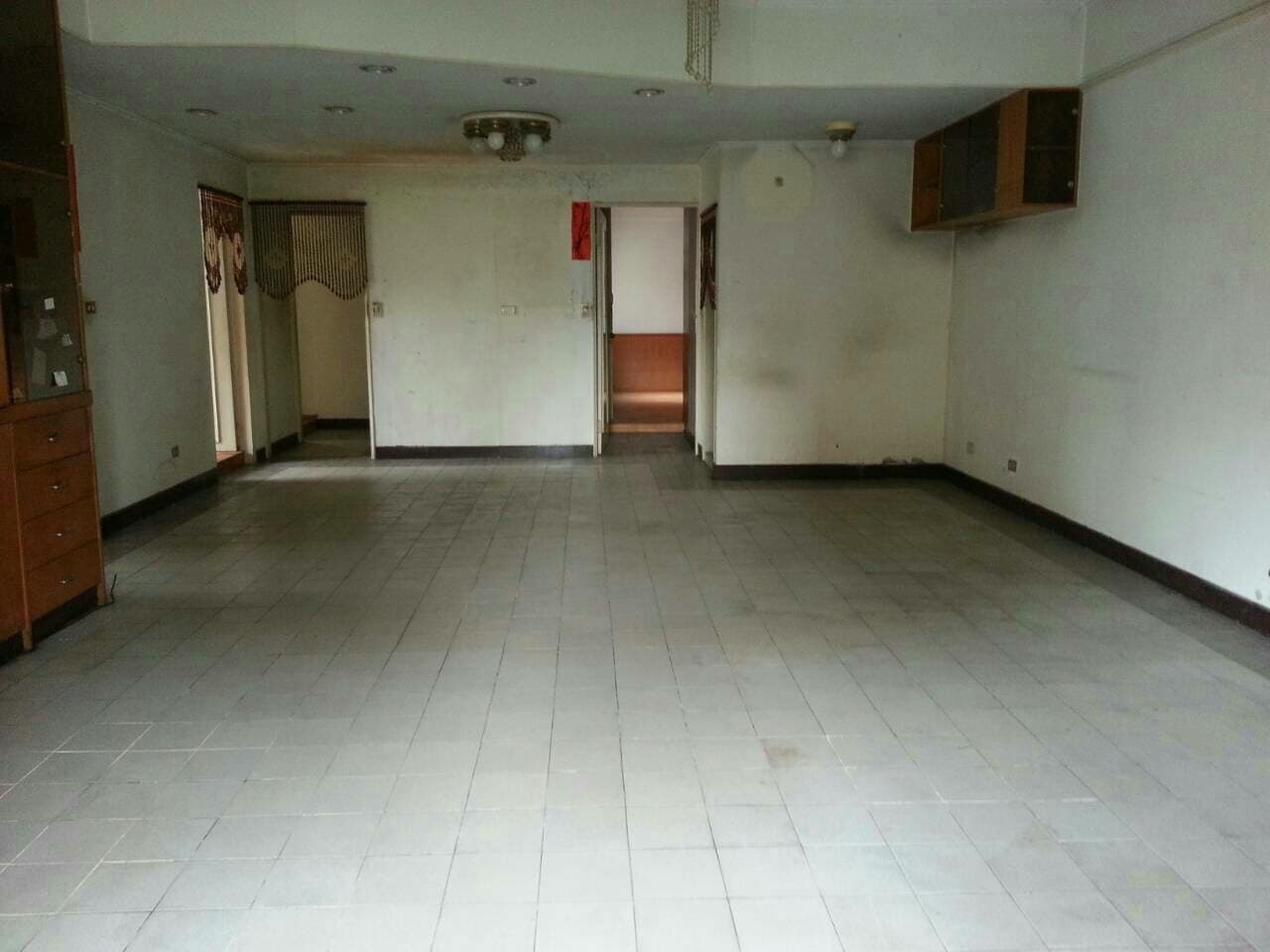 1) 照片顯示一個空蕩蕩的房間，房間裡鋪著白色瓷磚，牆壁是白色