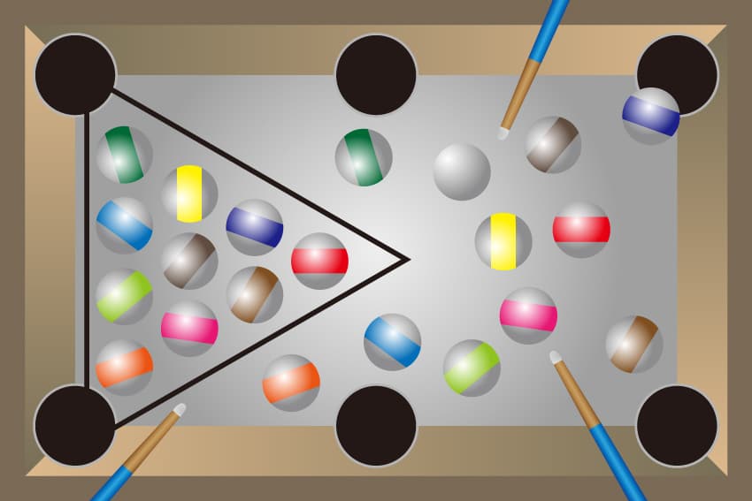 這張照片是一個桌球遊戲，照片中有很多不同顏色的球，而且還有兩支球桿。最重要的是，球桌的形狀不是傳統的矩形，而是一個三角形。