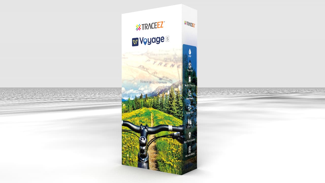 這張照片是一張產品包裝盒，上面印著一輛山地自行車在山間小路的風景，旁邊寫著「TRACEEZ Voyage 5」，代表著這是 TRACEEZ 公司生產的 Voyage 5 型號的產品。