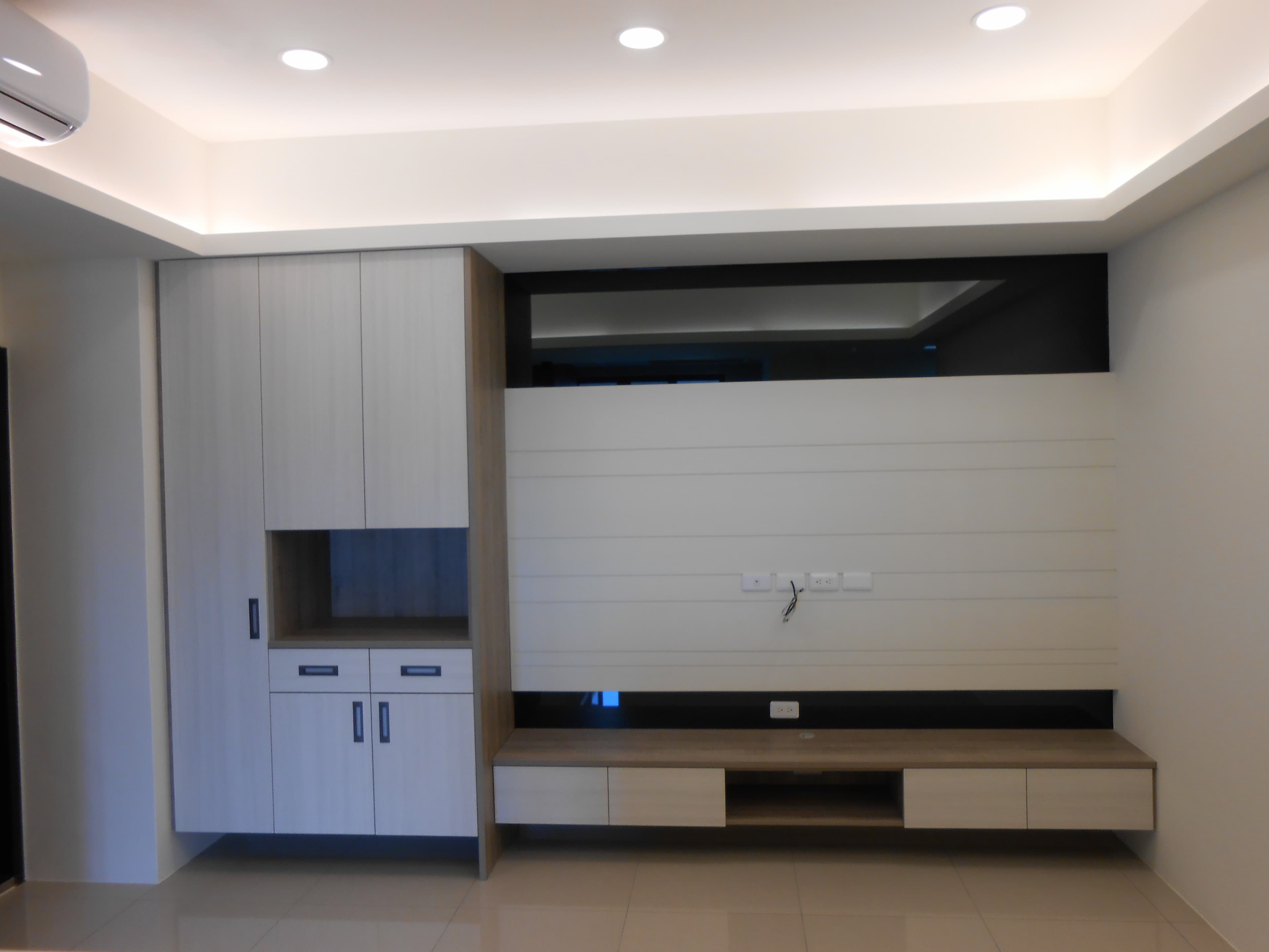 1) 照片顯示一個白色現代風格的客廳，有一個白色的櫥櫃，一個黑色的鏡子，和一個白色的電視櫃