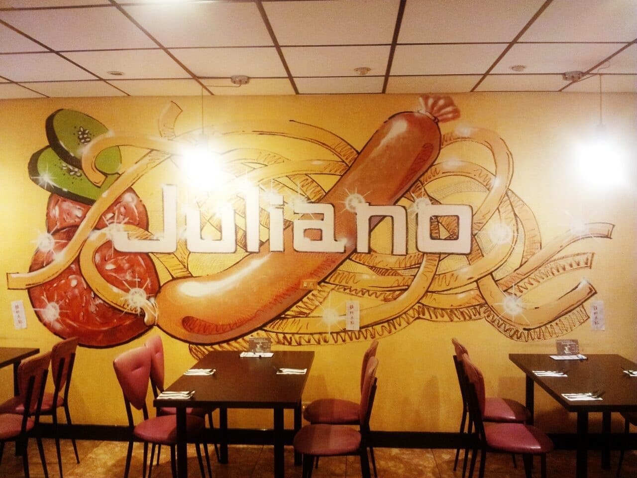 這張「牆壁上的畫」的照片是一個以香腸、辣椒和麵條為主題的藝術品。