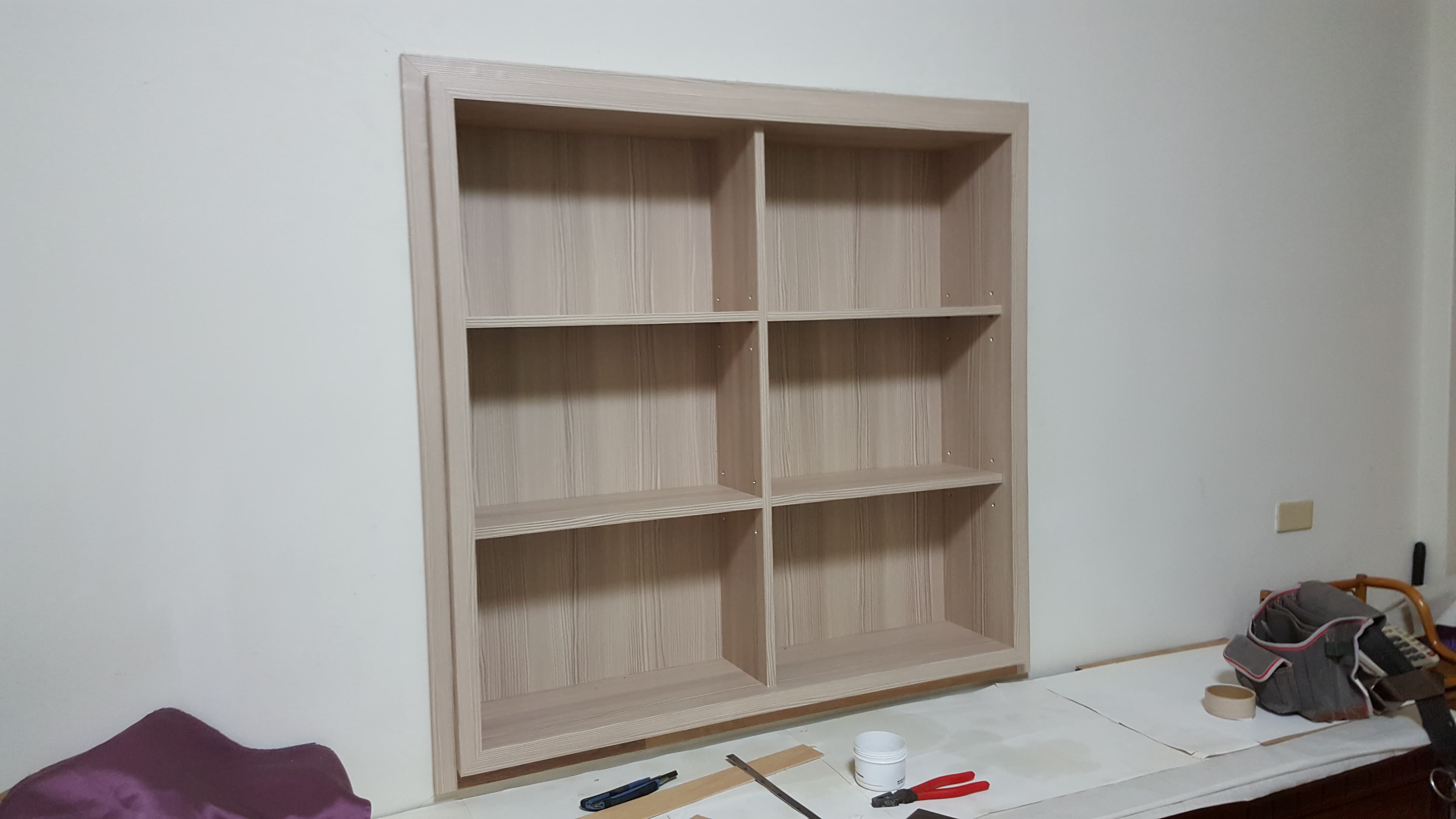 這張照片是一個木質書架，有六個隔層，看起來非常乾淨整潔。