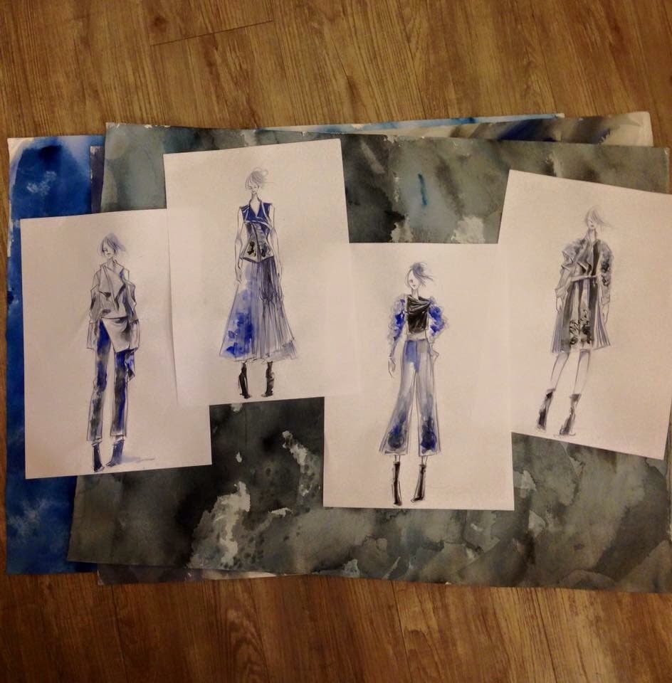 這張照片是四個時尚服裝的設計草圖,畫在不同尺寸的紙上。
