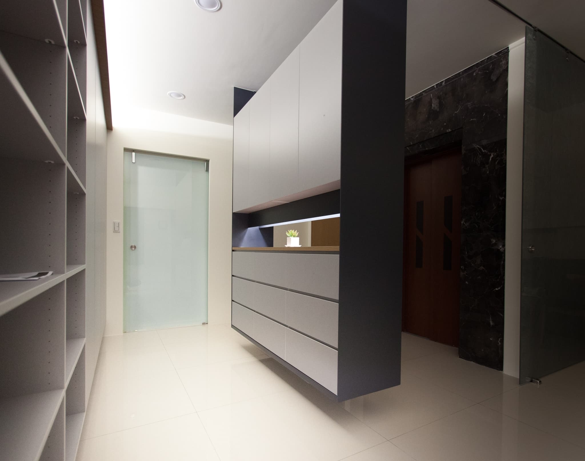 這張照片是一間現代化的浴室，最重要的是牆上的收納櫃，上面有許多層架，可以放置各種浴室用品。