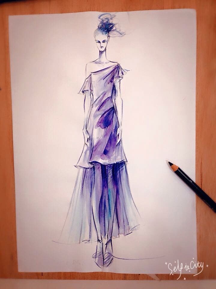 1) 照片顯示一位穿著紫色長禮服的女性