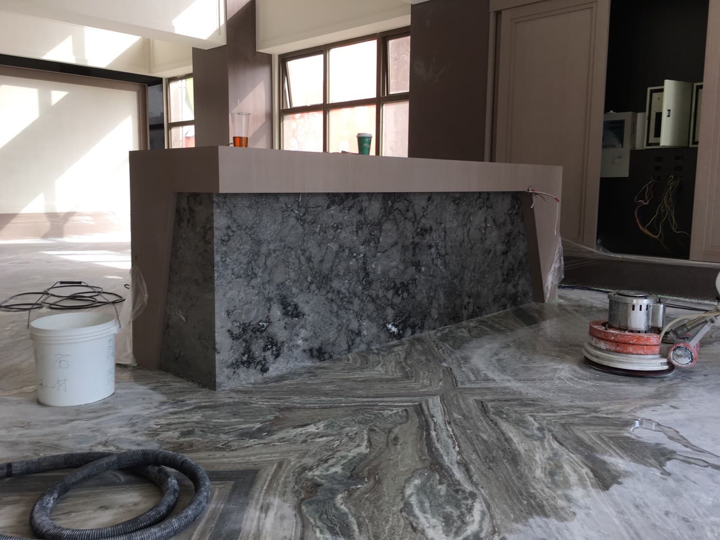 這張照片是一間現代化的建築空間，最重要的是地板，地板採用大理石鋪設，紋理清晰，質感高貴。