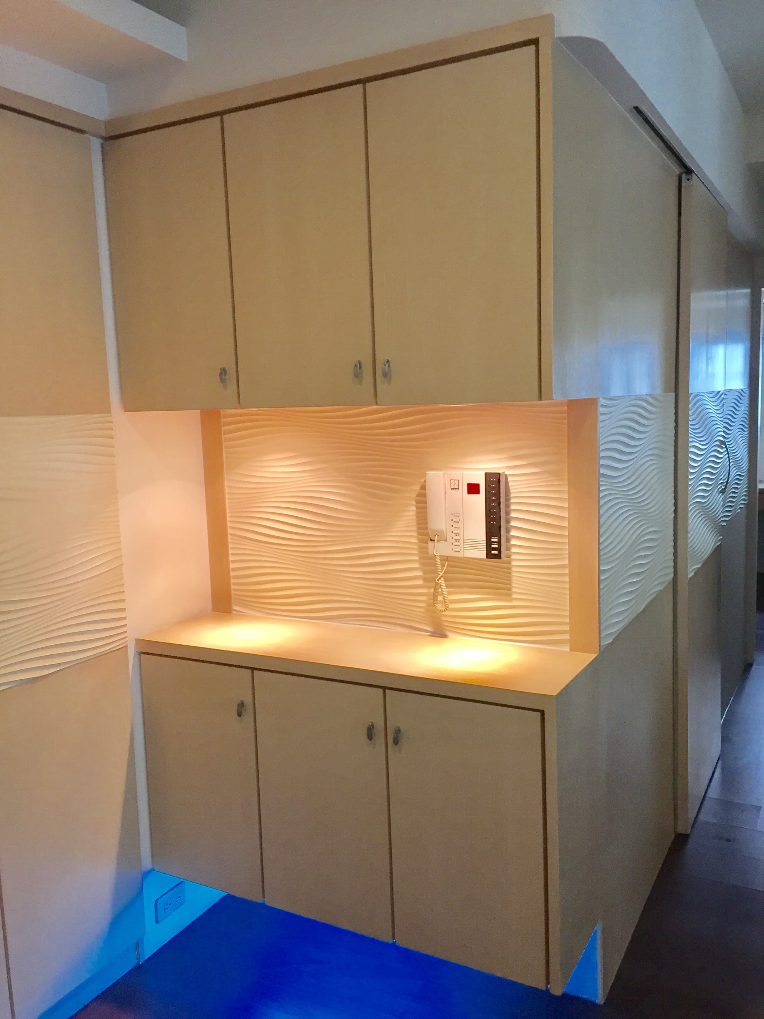 1) 照片顯示一個裝潢好的浴室，浴室牆上裝了木頭製的層架，層架上放了一個電話