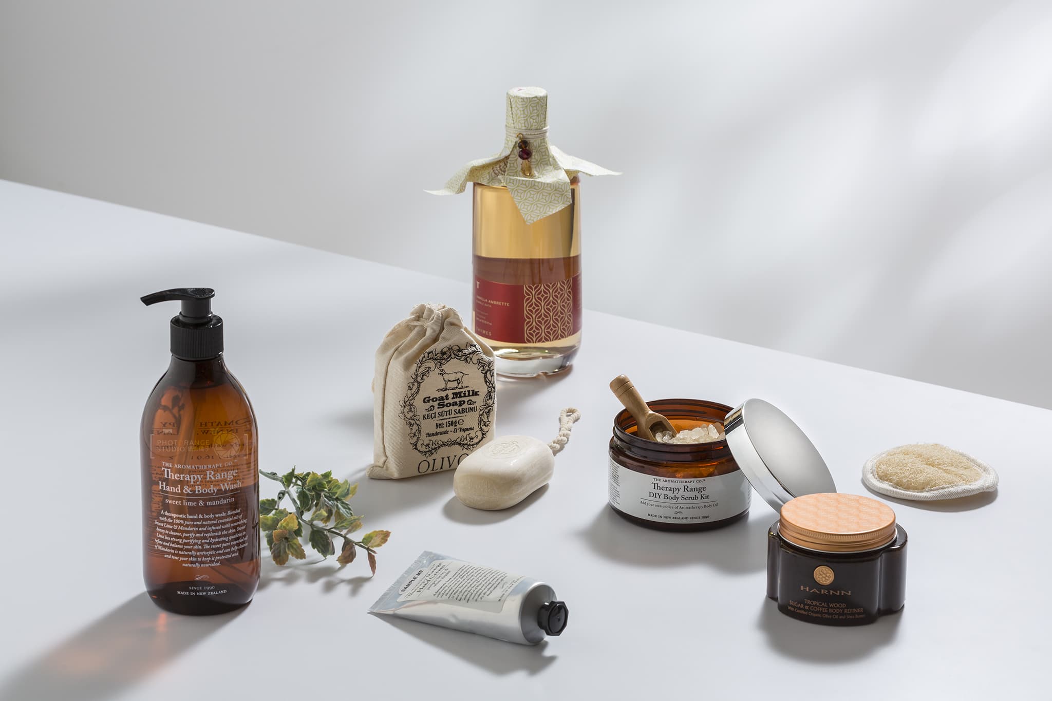 這張「沐浴用品」的照片是展示了四種不同的沐浴產品，分別是：一瓶沐浴乳、一包沐浴鹽、一塊沐浴皂和一罐身體乳。