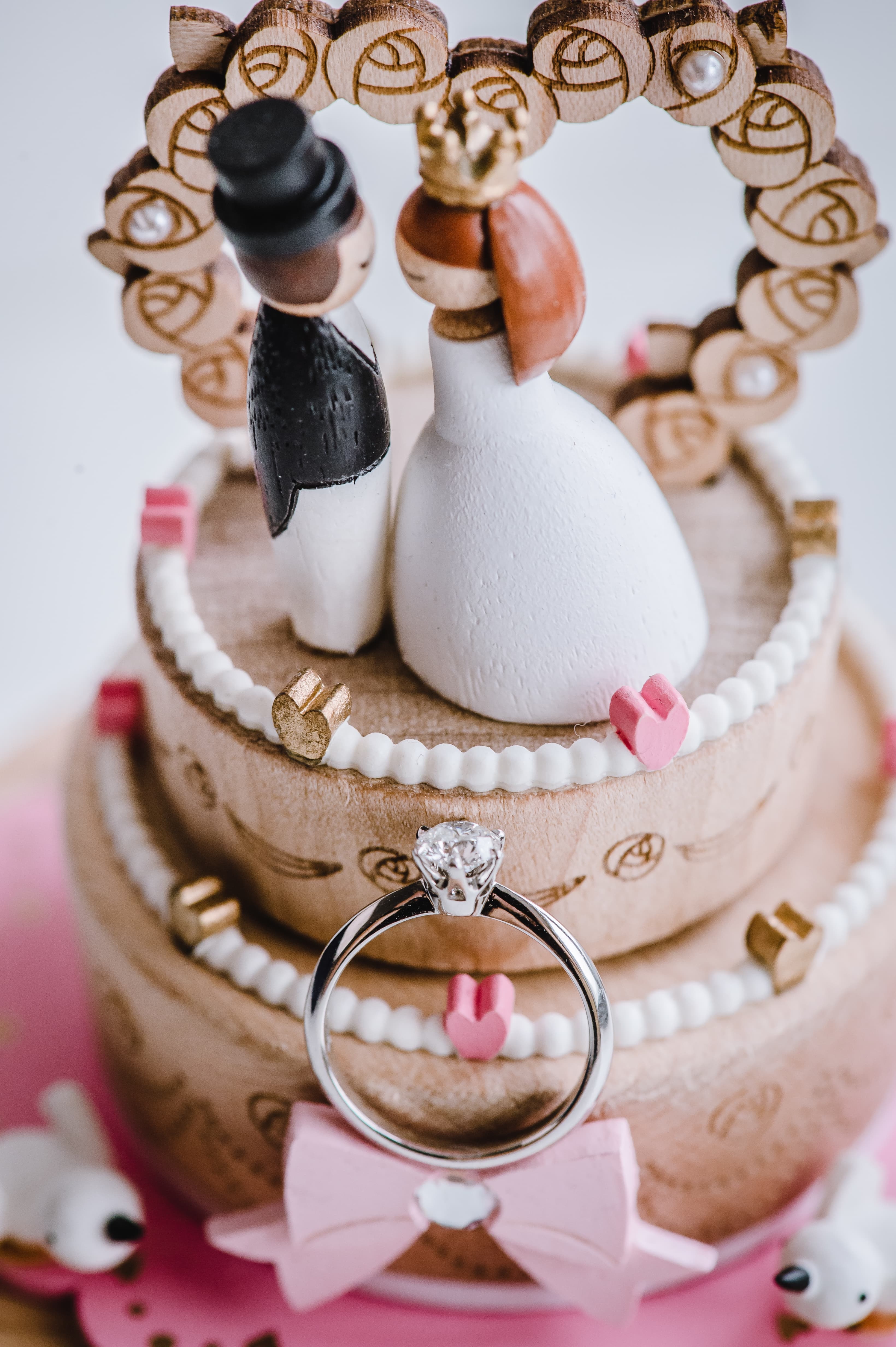 這張照片是一對新人在蛋糕上的結婚戒指。戒指閃閃發光，顯得非常耀眼。