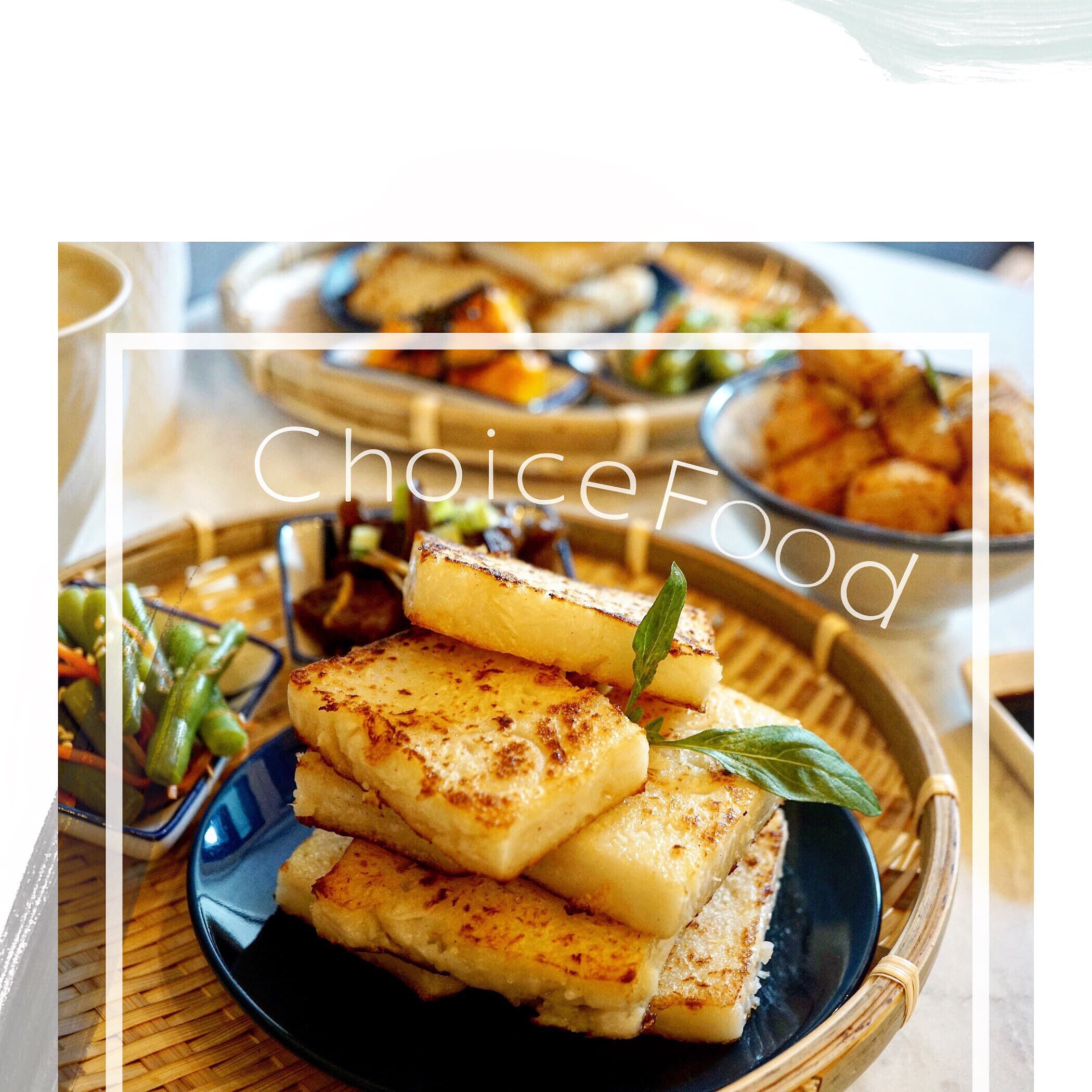 這張照片是一盤金黃色、香脆的蘿蔔糕，看起來非常美味。