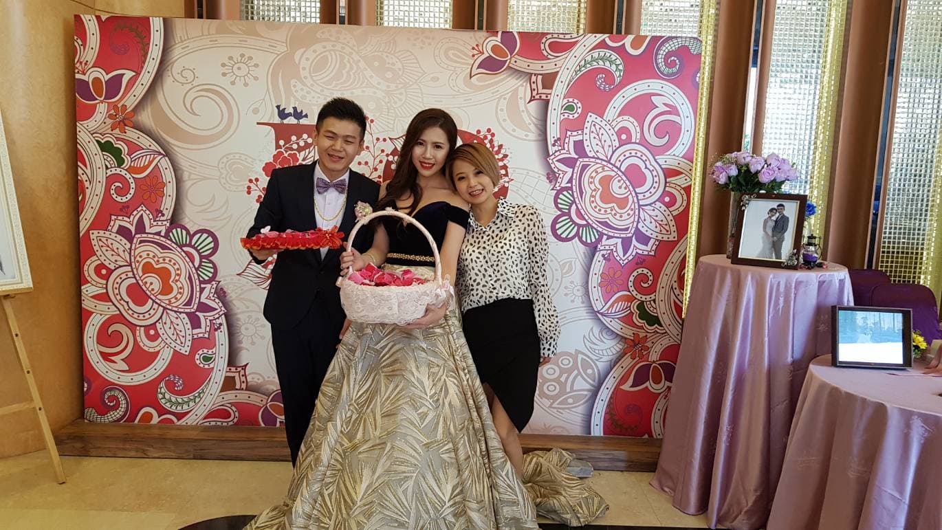 這張「婚禮」的照片是新郎新娘和朋友在婚禮現場拍照。