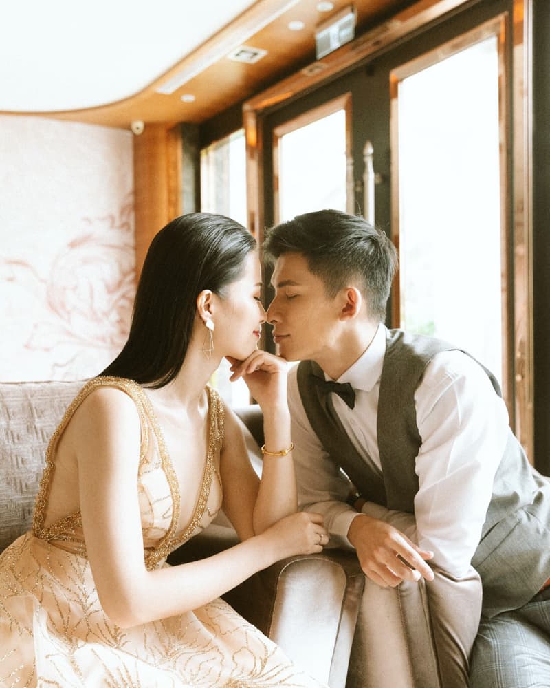 這張照片是一對男女在一個室內空間裡親吻，他們的表情充滿了愛意和幸福。