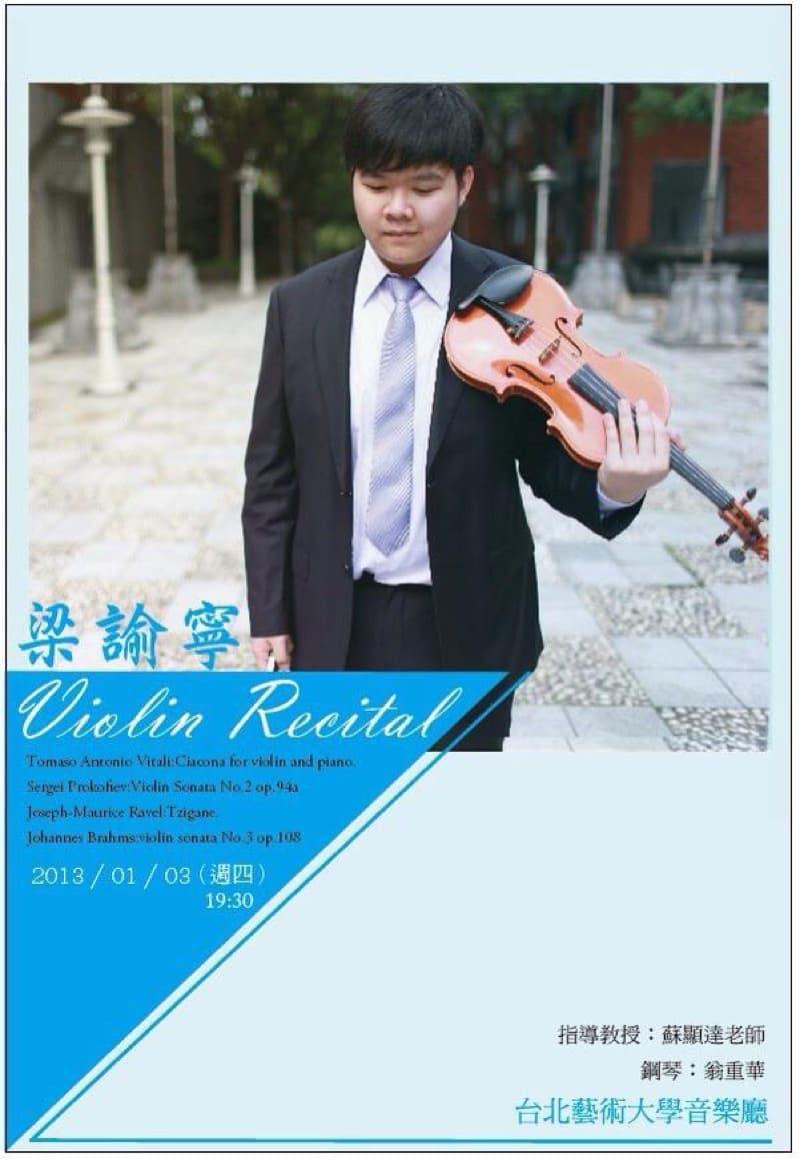 這張照片是一張小提琴獨奏音樂會的海報，海報的主角是一位年輕的小提琴家，他穿著西裝，手裡拿著小提琴，看起來很有自信。