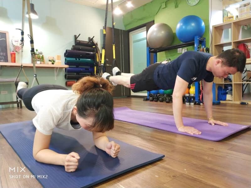 這張照片是關於懸吊訓練。懸吊訓練可以鍛鍊全身肌肉，增強核心力量和平衡感。想找懸吊訓練教練，快上PRO360！