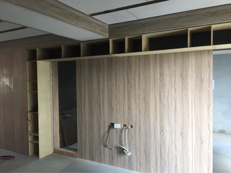 這張照片是一間正在裝修的房間，最重要的是牆上木板的紋理，呈現出自然、舒適的感覺。