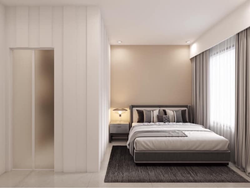 這張「臥室」的照片是一個現代化的臥室，有床、床頭櫃、窗簾、以及一個通往另一個房間的門。房間的色調以白色和米色為主，整體看起來很舒適。