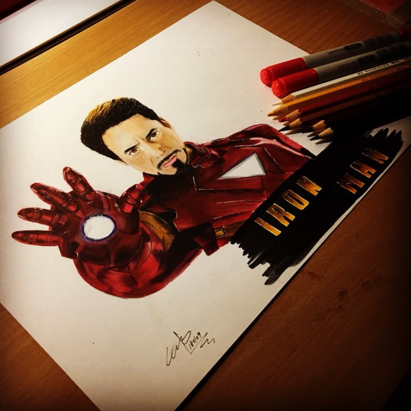 這張照片是一幅鋼鐵人的彩色素描，畫中的人物是鋼鐵人，他的右手伸向前方，手掌打開，指尖泛着金色的光芒。他的眼神堅定，表情嚴肅，讓人感受到他強大的力量和堅定的意志。