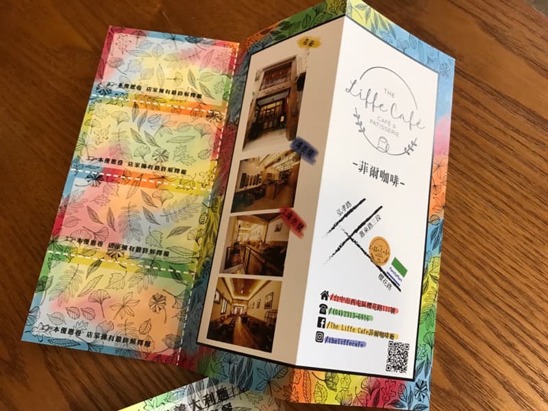 這張照片是一張咖啡店的傳單，上面印著咖啡店的logo，以及地址、電話、社群媒體帳號和QR code。