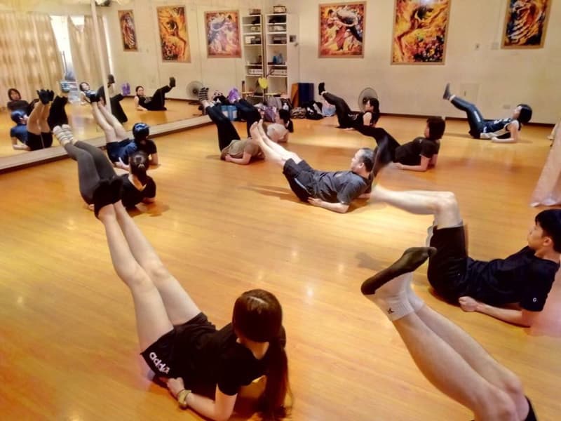 這是一堂瑜珈課。瑜珈可以提升柔軟度、平衡感和專注力。想找瑜珈老師，快上PRO360！