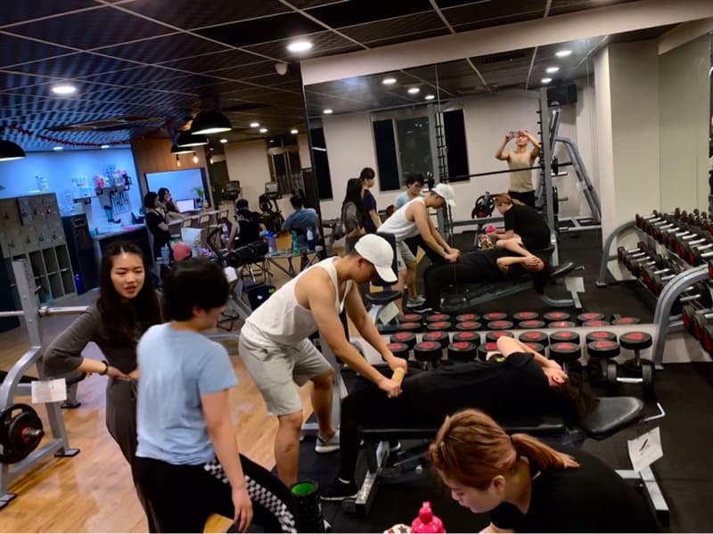 這張照片是關於健身的。健身可以增強體能，改善體態，減輕壓力，提高免疫力。想找健身教練，可以到PRO360搜尋。