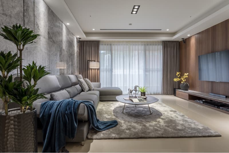 這張「客廳」的照片是一間寬敞、明亮的客廳，有舒適的沙發、大片的窗戶以及一張咖啡桌。