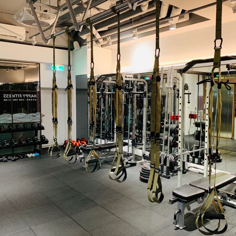 這張照片是關於懸吊訓練。懸吊訓練可以鍛鍊全身肌肉，增強力量和平衡，而且對關節的壓力較小。想要嘗試懸吊訓練的朋友可以到PRO360尋找適合的教練。