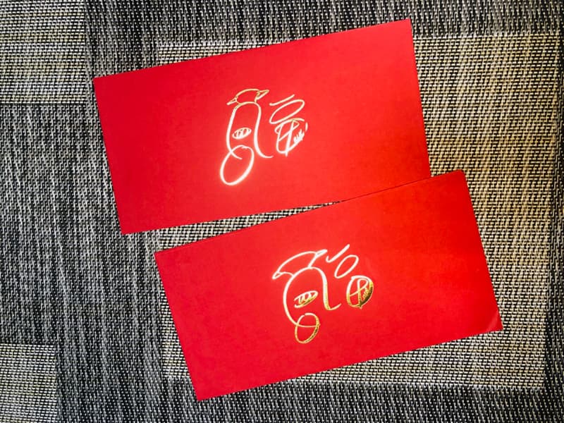 這張照片是兩張紅色的利是封，上面用金色字寫著“恭喜發財”。