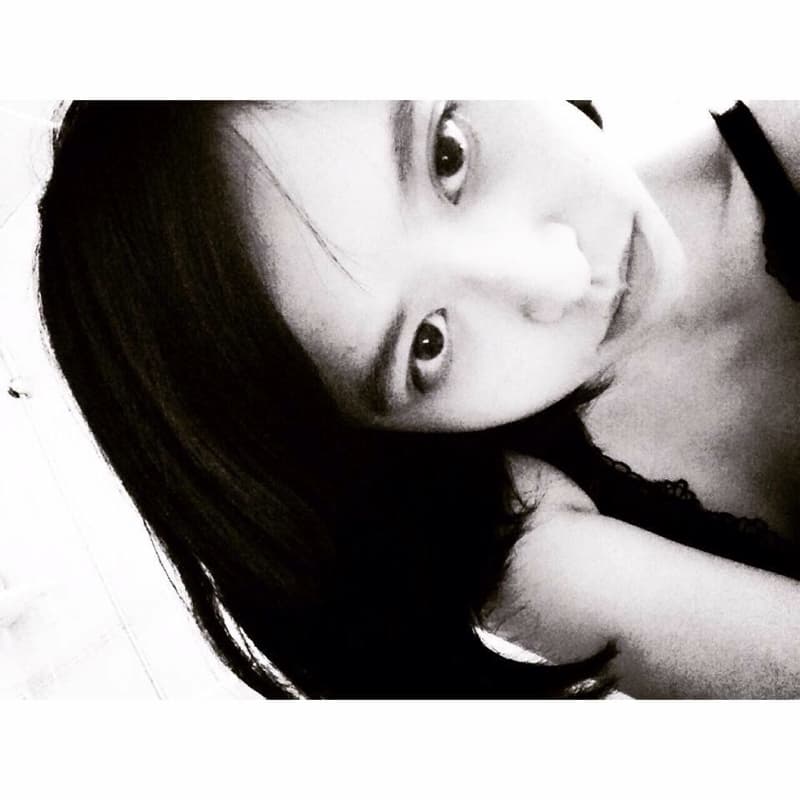 這張照片是一個年輕女性的自拍，她的眼睛看起來很迷人，彷彿在跟觀看者說話。