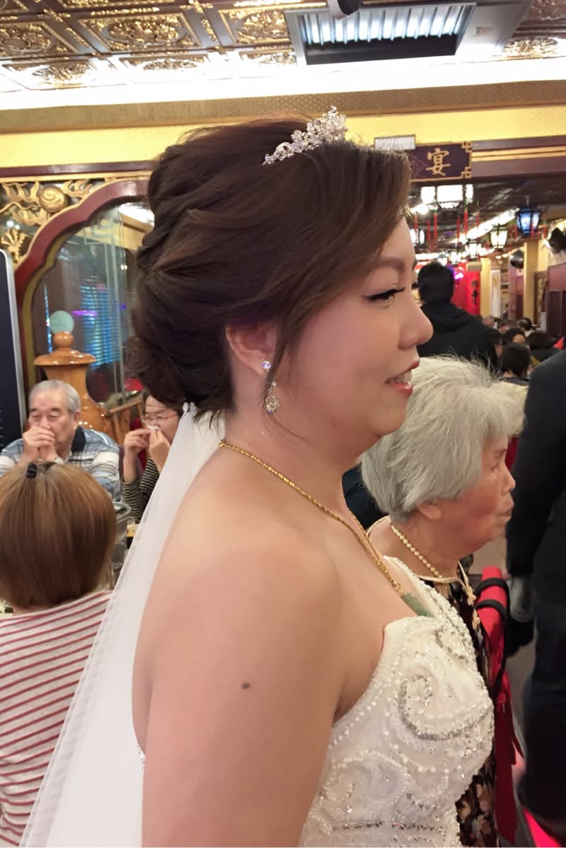 這張「婚禮」的照片是新娘穿著白色婚紗，戴著皇冠，露出燦爛的笑容。