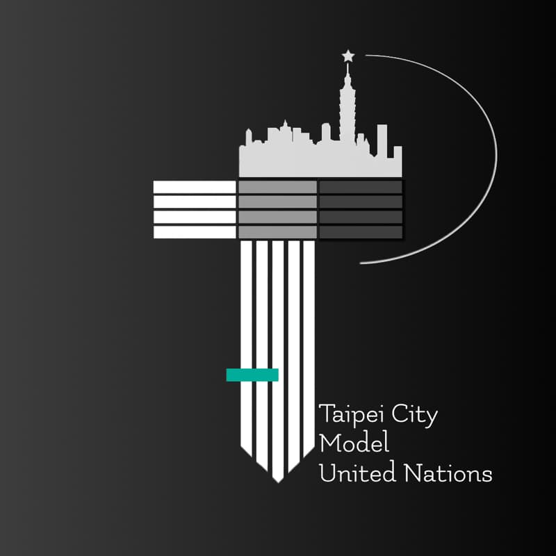 這張照片是臺北城市模型聯合國的標誌。標誌以白色和灰色為底，上方是臺北的天際線，下方是代表聯合國的白色條紋，中間則有代表臺北的綠色條紋，並以簡潔的字體寫著「Taipei City Model United Nations」。