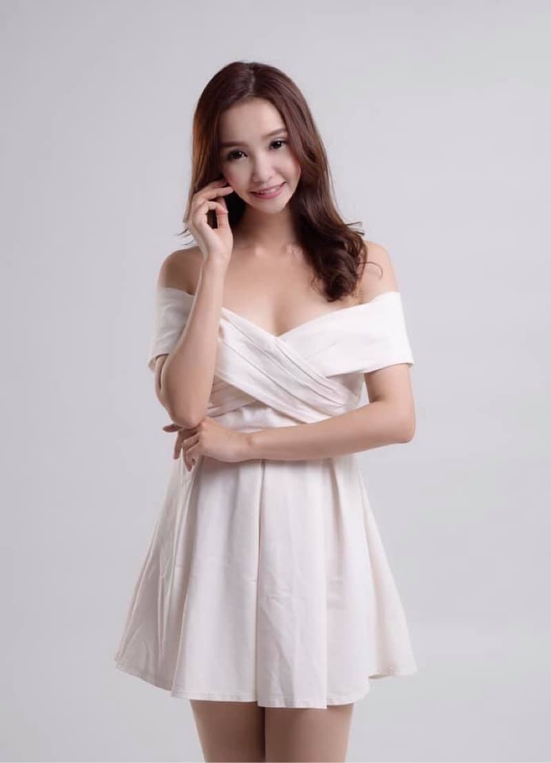 這張「美女」的照片是一個穿著白色洋裝的女孩，她面帶微笑，看起來很自信。