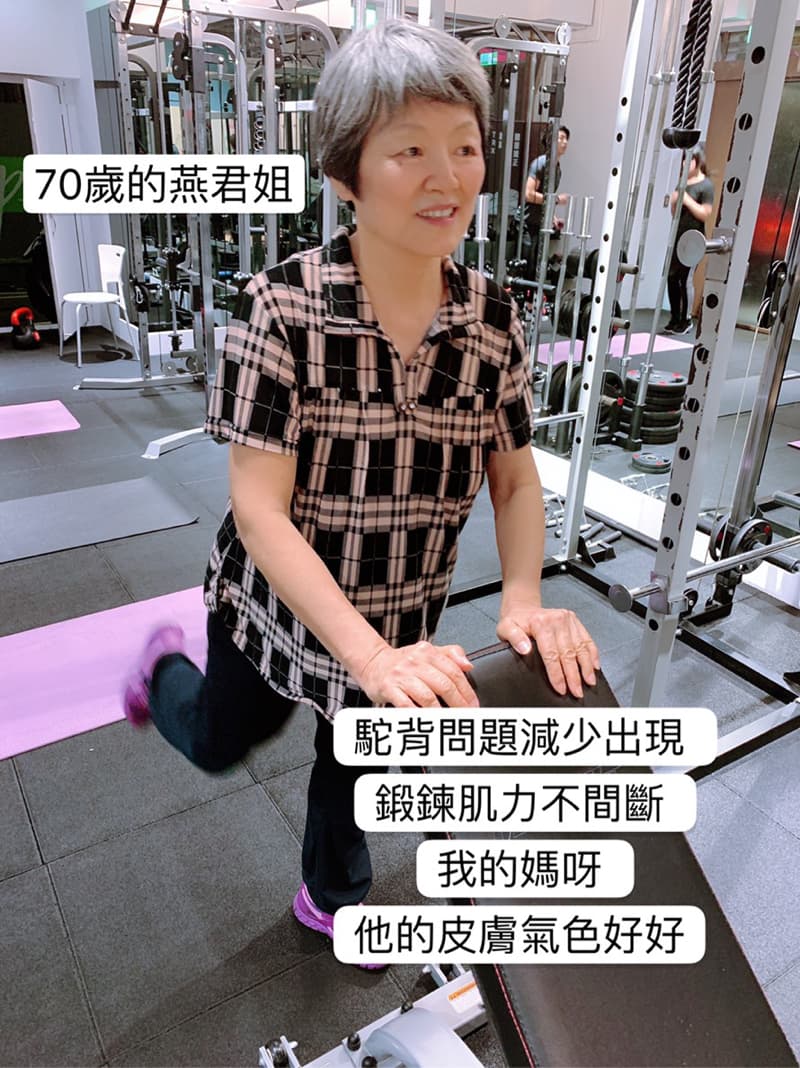 這張照片是一個健身房裡，一位女士正在做運動，她很努力地鍛鍊，看起來狀態很好。