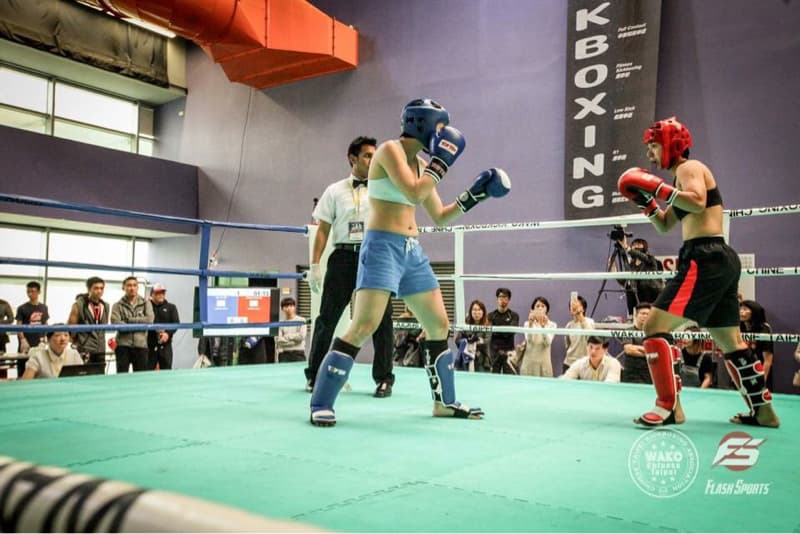 這是一張泰拳的圖片。泰拳可以增強體能、鍛鍊心肺功能，同時也能提升自信和自衛能力。 想學習泰拳？快上 PRO360 找教練！