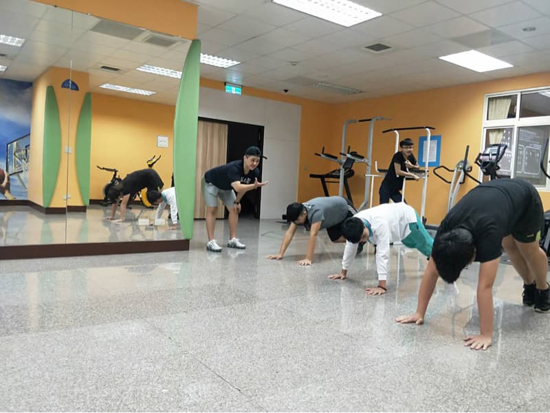 這是一張關於健身的照片。健身可以增強體能、改善心血管健康和減輕壓力。想找一位健身教練嗎？快上 PRO360 尋找吧！