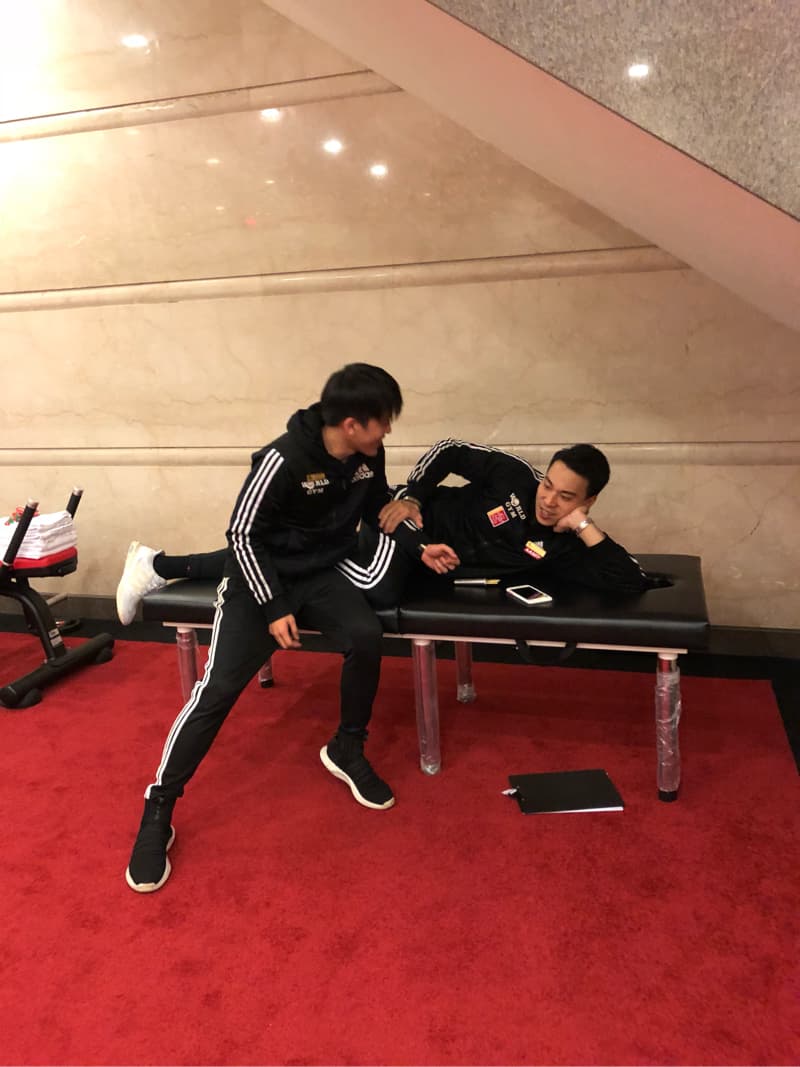 這張照片是兩個穿著運動服的年輕人在一個按摩床上休息，他們看起來很放鬆和開心。