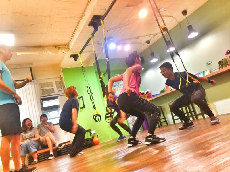 這是一張懸吊式訓練的照片。懸吊式訓練可以鍛鍊全身肌肉，增強核心力量和平衡感。想尋找懸吊式訓練教練，快來 PRO360 尋找吧！