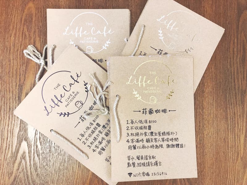 這張照片是一家名為「The Liffe Cafe」的咖啡店的菜單，上面寫著「非商業咖啡」。