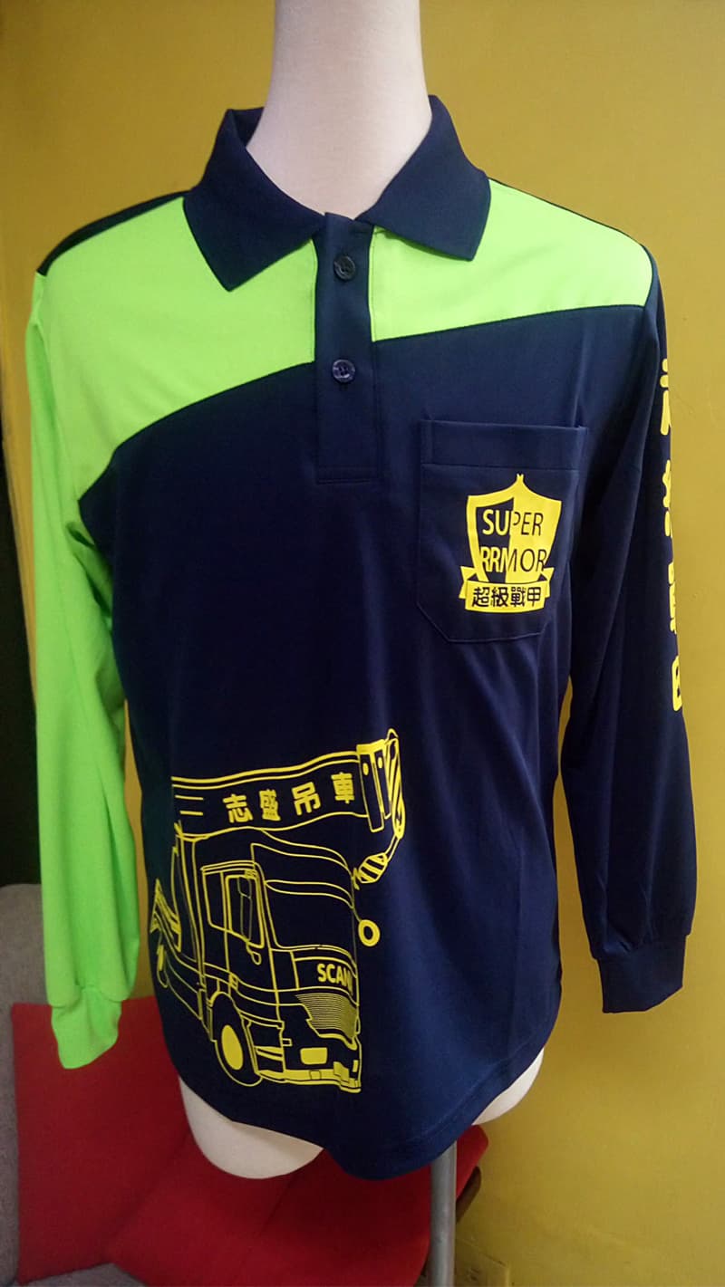這張「長袖 POLO 衫」的照片是藍色底，上面有綠色和黃色圖案，胸前印有「SUPER RRMOR 超級裝甲」的標誌。
