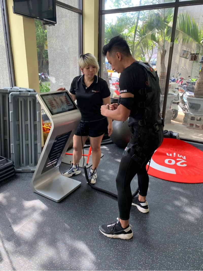 這張照片是關於電刺激運動。電刺激運動可以幫助鍛鍊肌肉，增強肌力，改善體態。想了解更多電刺激運動，歡迎到PRO360找教練。