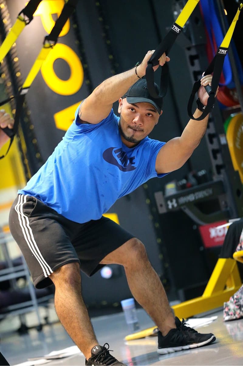 這張圖片是關於懸吊訓練的。懸吊訓練可以增強核心肌群、改善平衡感和協調性，並且減少運動傷害。想尋找懸吊訓練的教練，可以到 PRO360 上搜尋。