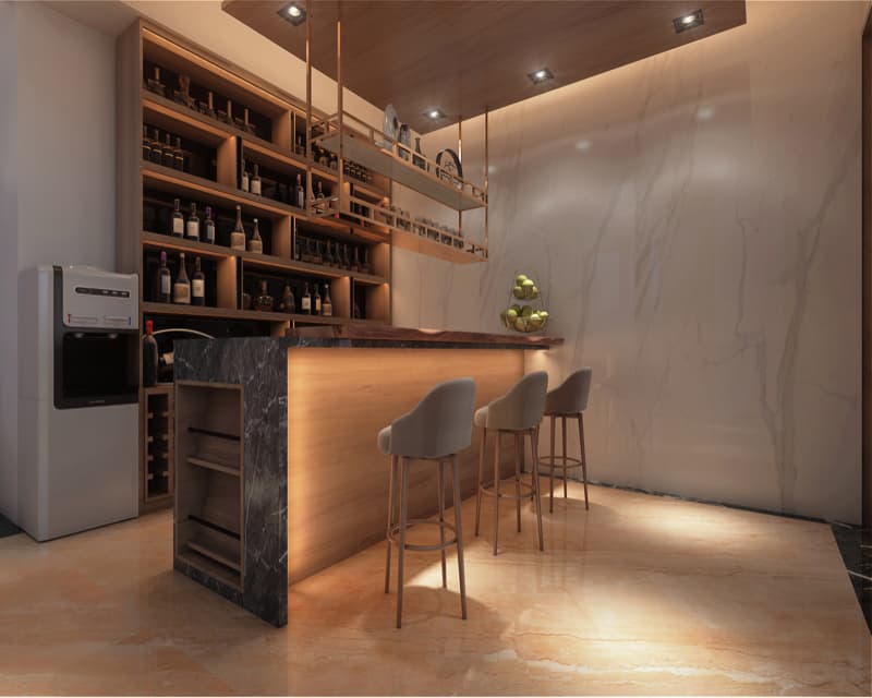 這張「酒吧」的照片是有一個木製吧檯，旁邊有一個酒架，架子上放滿了酒瓶。吧檯前有三個高腳椅，牆壁上是白色大理石，看起來很豪華。