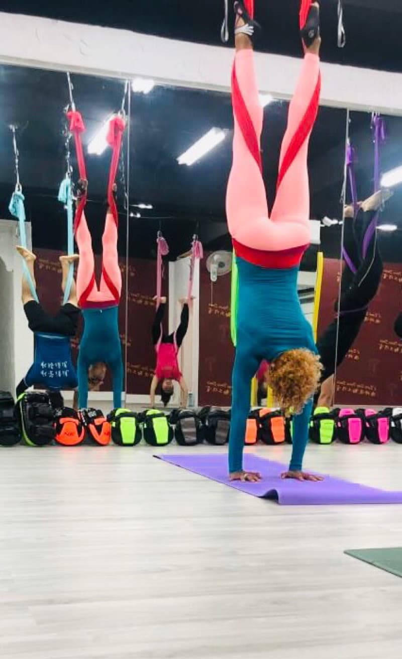 這是一張空中瑜伽的照片。空中瑜伽可以增強核心力量，改善平衡感，並舒緩壓力。快到 PRO360 尋找適合你的空中瑜伽教練吧！