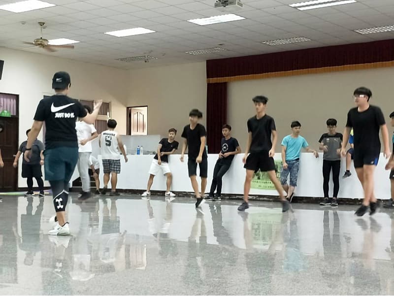 這張照片是關於籃球的。打籃球可以增強心肺功能、提高爆發力，並促進肌肉生長。 想找到合適的籃球教練嗎？快來PRO360找吧！