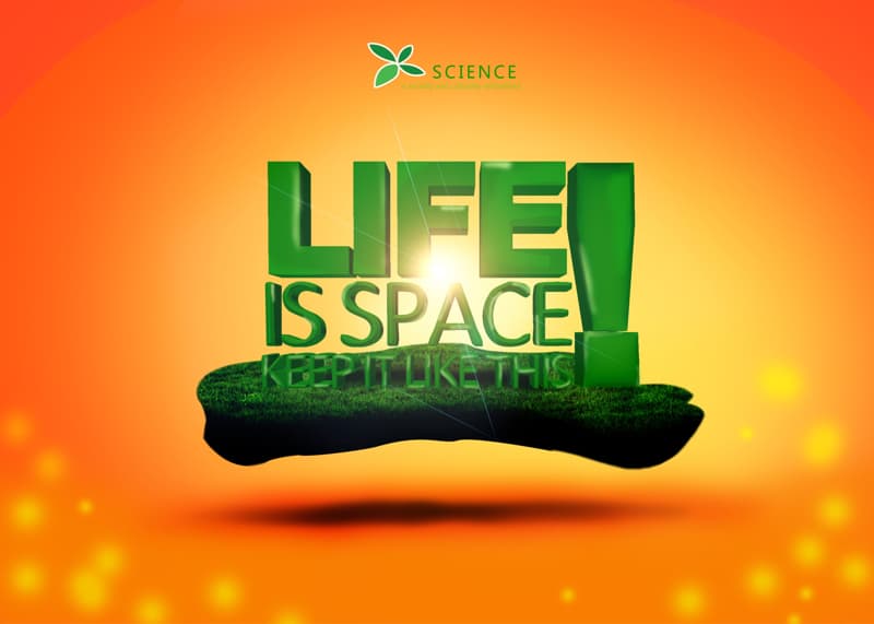 這張照片是一張綠色的“LIFE IS SPACE”標語，它被放置在一個漂浮在空中的綠色草地上，背景是橙色的日落。